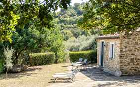 Die Außenansicht von La Rimessa mit vielen Liegen. 